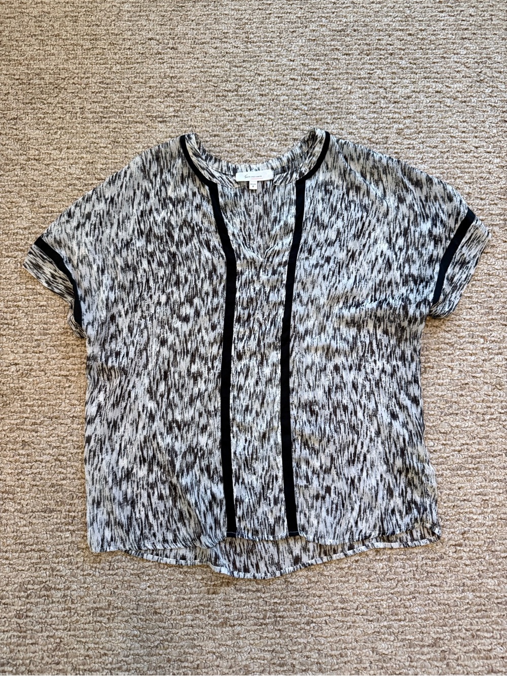 Turo by Vince Camuto Black & White Patterned Sheer Short Sleeve Top Size M
